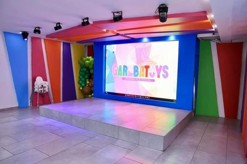 Escenario iluminado de Garabatoys