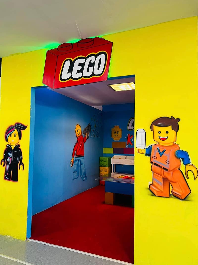 Entrada de zona LEGO con mural