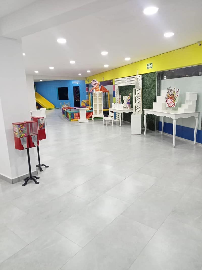 Salón con juegos al fondo